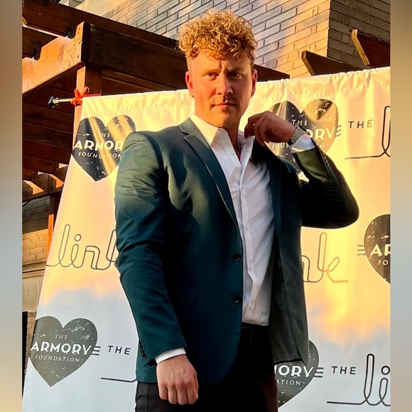 Hi, I’m Derek! - Picture 1 of 3